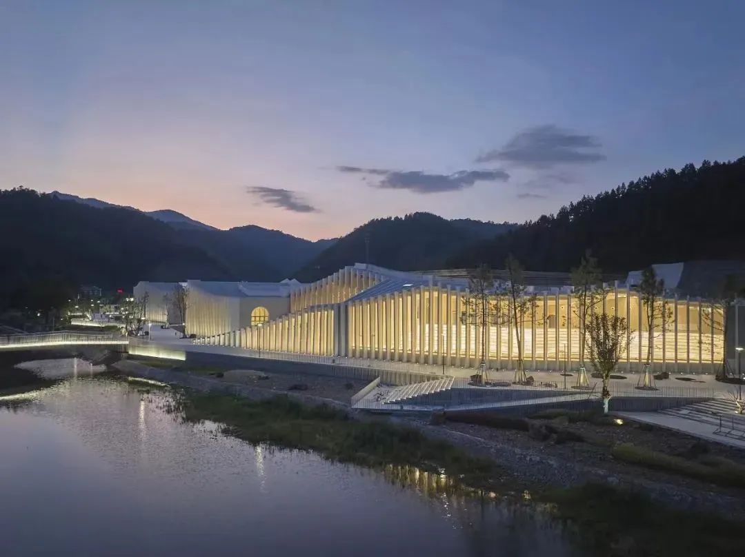 把生活“內(nèi)卷”外包給詩(shī)、書(shū)、茶